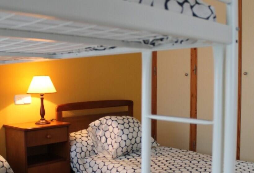 غرفة قياسية ثلاثية, Llanes International Hostel