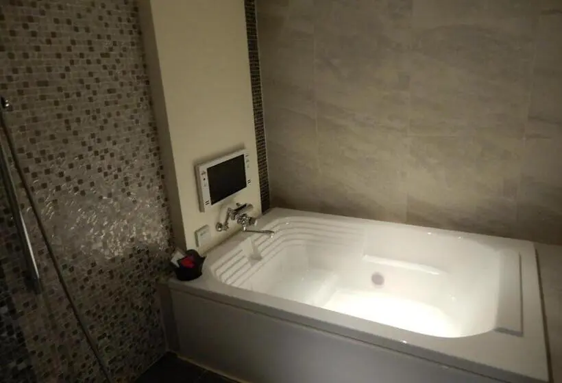 Habitación Estándar, Versys
