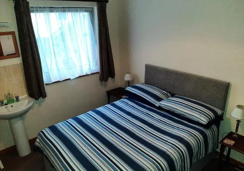 اتاق استاندارد با سرویس بهداشتی مشترک, Mirandas Guest House