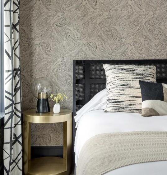 جناح مزوَّد بشرفة, The Richard, The Edgartown Collection