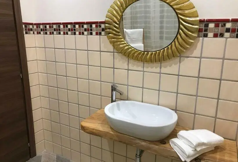 اتاق لوکس با تخت بزرگ, B&b Geolja