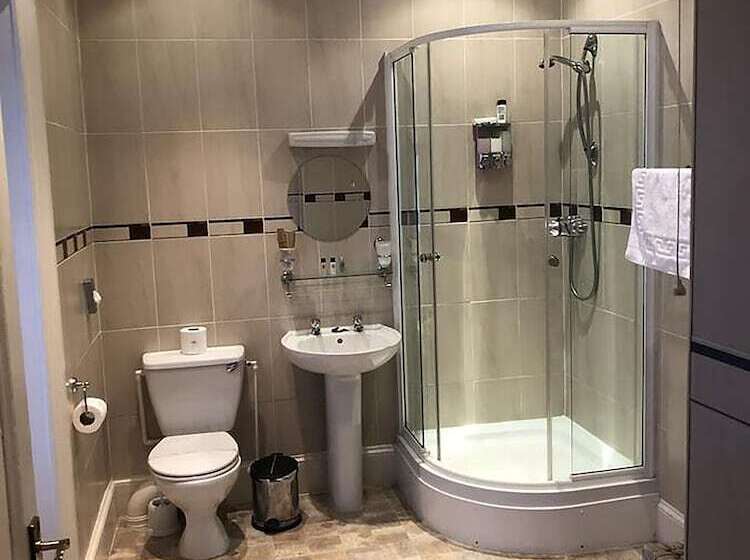 Семейный Номер, The Oakeley Arms