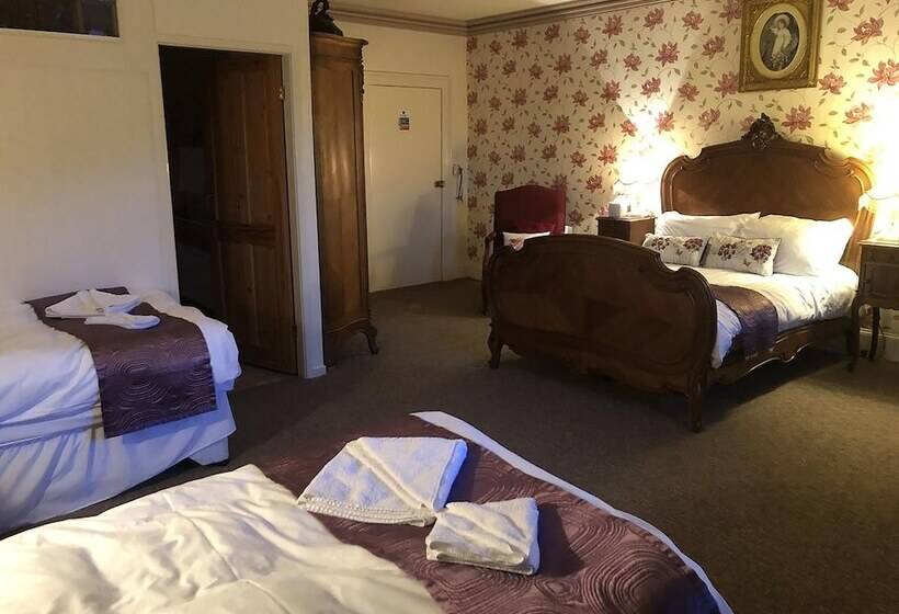 Семейный Номер, The Oakeley Arms