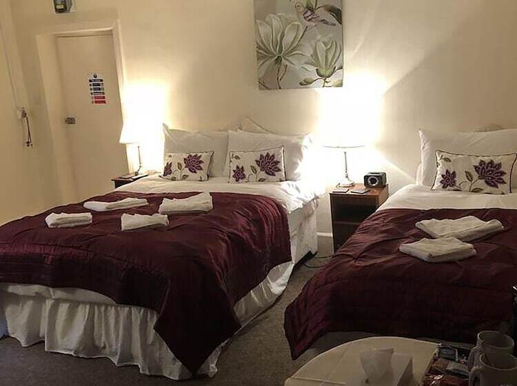 Семейный Номер, The Oakeley Arms