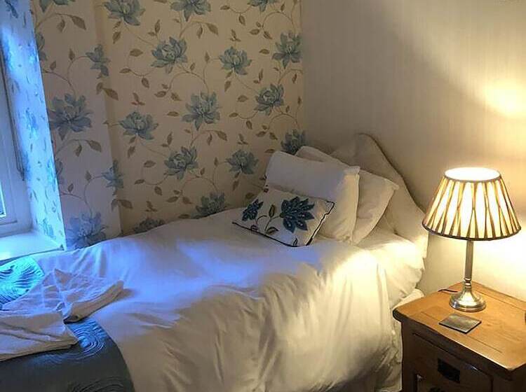 Номер Стандарт, The Oakeley Arms