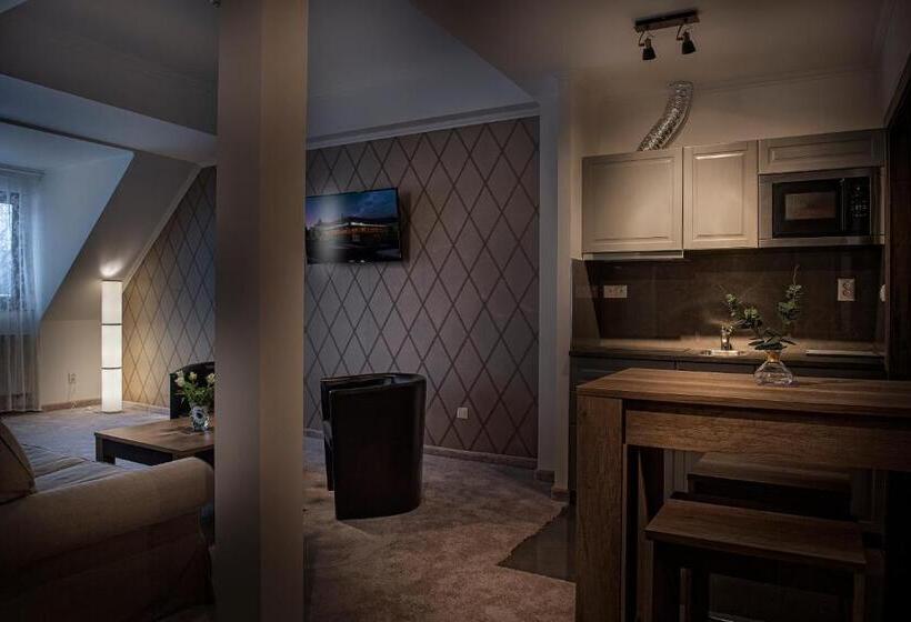 إستديو عائلى, Penzión Adrián