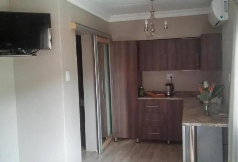 اتاق لوکس, Hanna S Place