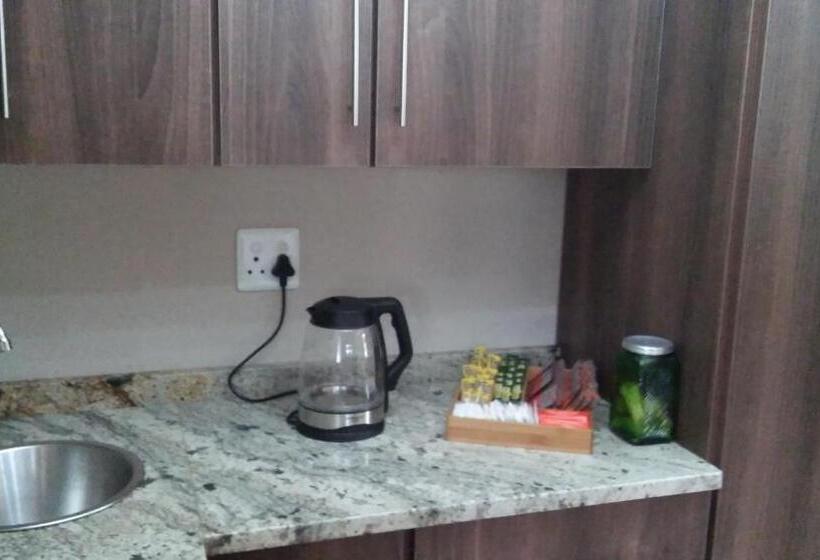 اتاق لوکس با تخت بزرگ, Hanna S Place