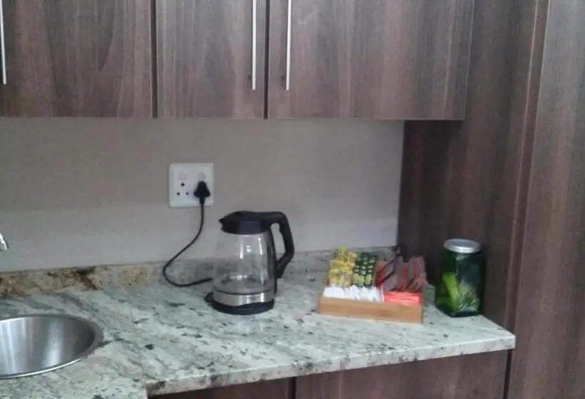 اتاق لوکس با تخت بزرگ, Hanna S Place