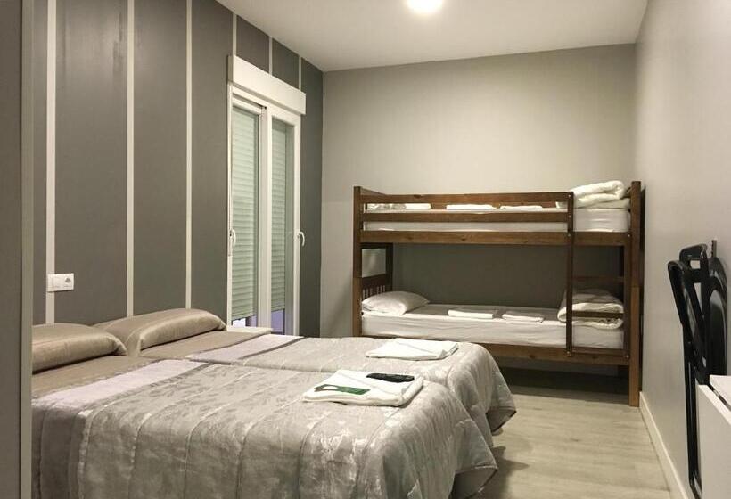 חדר סטנדרט לארבעה, Pension La Bilbaina  Albergue Logrono
