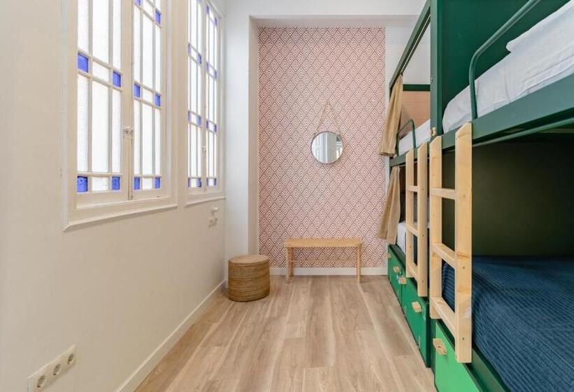 تختخواب در اتاق مشترک, The Urban Jungle Hostel