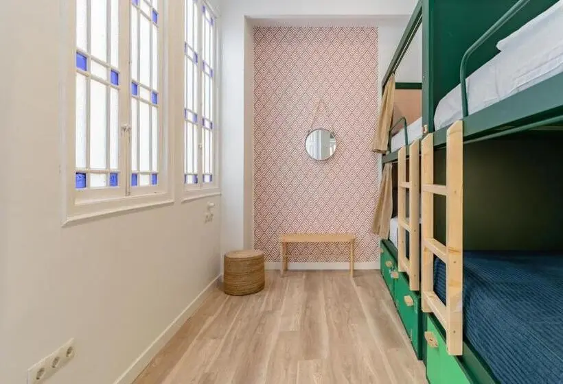 تختخواب در اتاق مشترک, The Urban Jungle Hostel