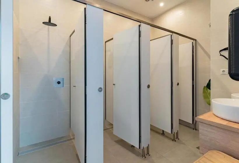 تختخواب در اتاق مشترک, The Urban Jungle Hostel