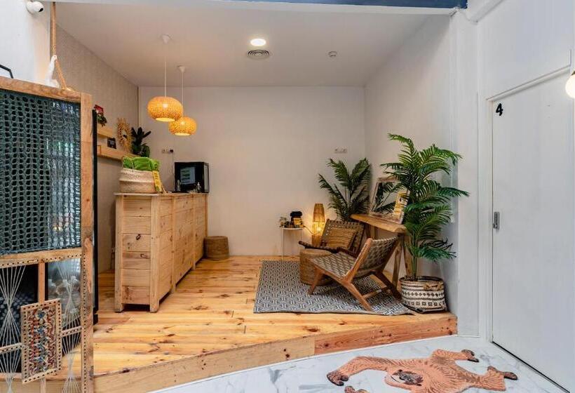 اتاق خانوادگی, The Urban Jungle Hostel