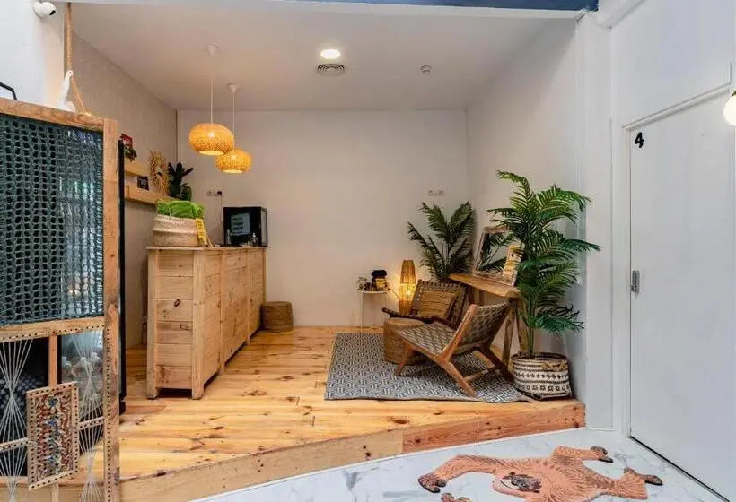اتاق لوکس چهار تخته, The Urban Jungle Hostel