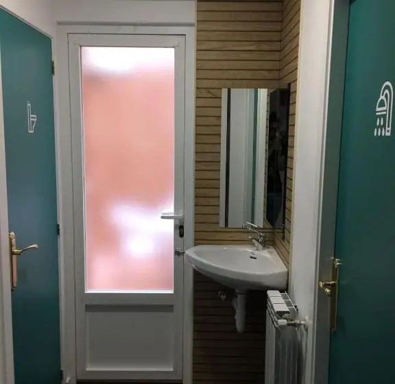 اتاق استاندارد یک تخته با سرویس بهداشتی مشترک, Roomconcept Hostel