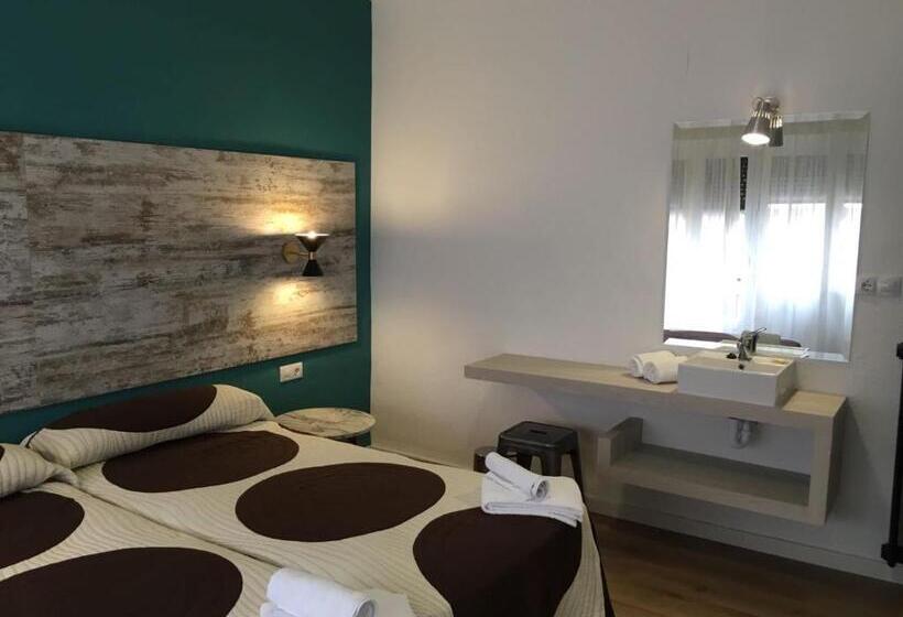 스탠다드 트리픔 룸 공동욕실, Roomconcept Hostel