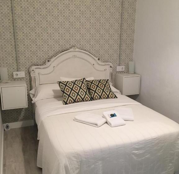 اتاق استاندارد با سرویس بهداشتی مشترک, Pensión Cádiz