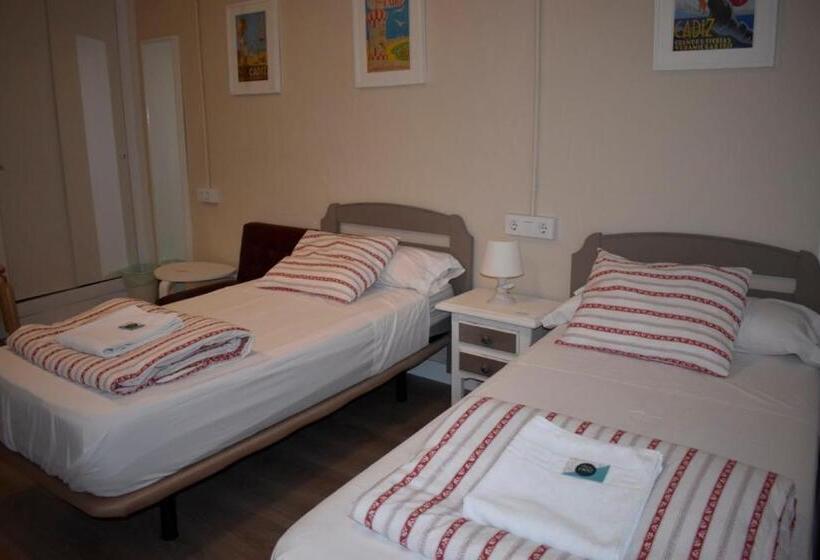 اتاق استاندارد سه نفره, Pensión Cádiz