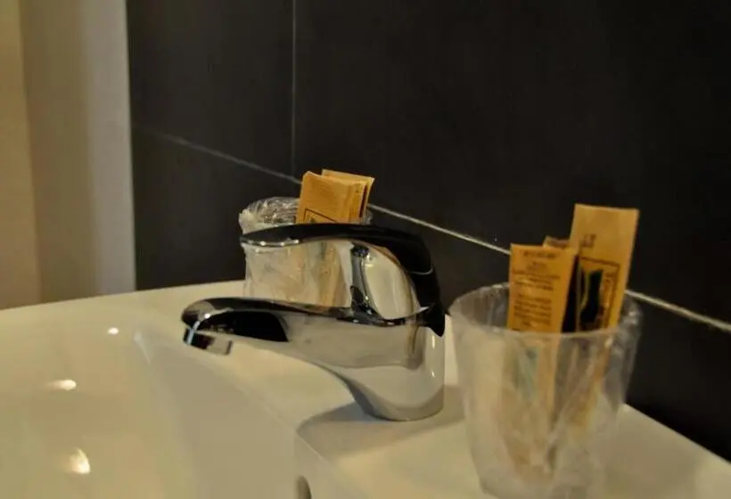 اتاق استاندارد یک نفره, Hostal La Rotonda