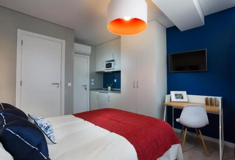 Deluxe Studio, Chic Studios