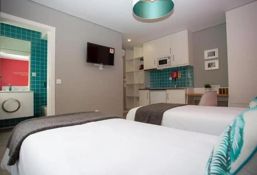 Deluxe Studio, Chic Studios