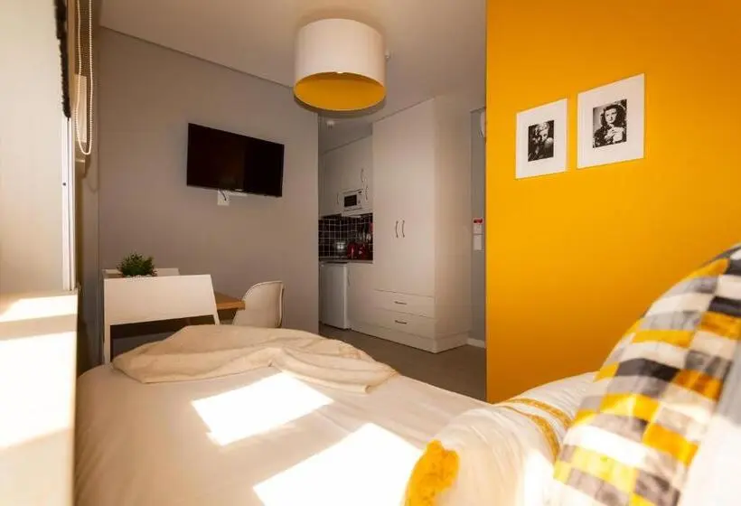 Standard Studio, Chic Studios