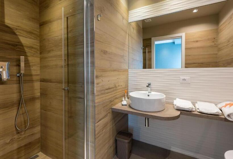 اتاق استاندارد سه نفره, Aurienzia