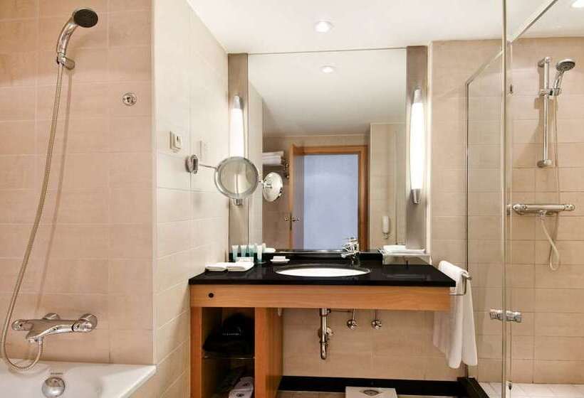 اتاق خانوادگی, Hilton Beirut Downtown