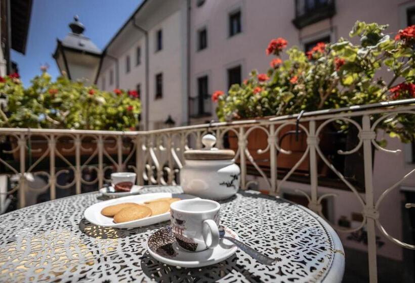 Superior suite with balcony, Domus Antica Aosta