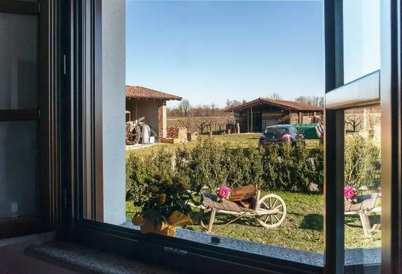 اتاق استاندارد چهارنفره با چشم‌انداز باغ, Agriturismo Cascina Aguzza