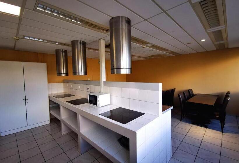Номер Стандарт Трехместный, Paris Par Trains, Area, Studios Avec Salle De Bain Et Kitchenette Privées, Ou, Chambres Avec Salles