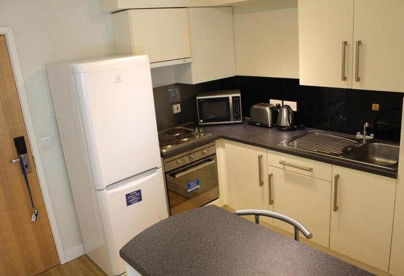 חדר סטודיו סטנדרד, Newington Court