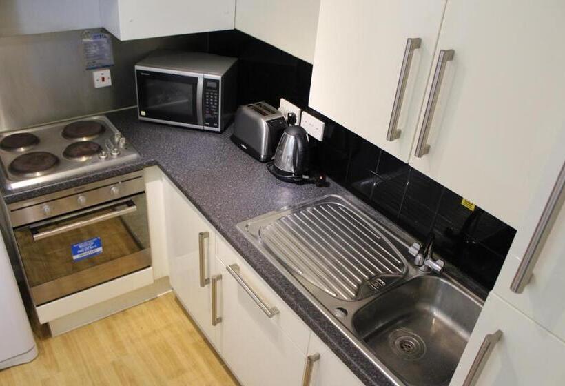 חדר סטודיו סטנדרד, Newington Court