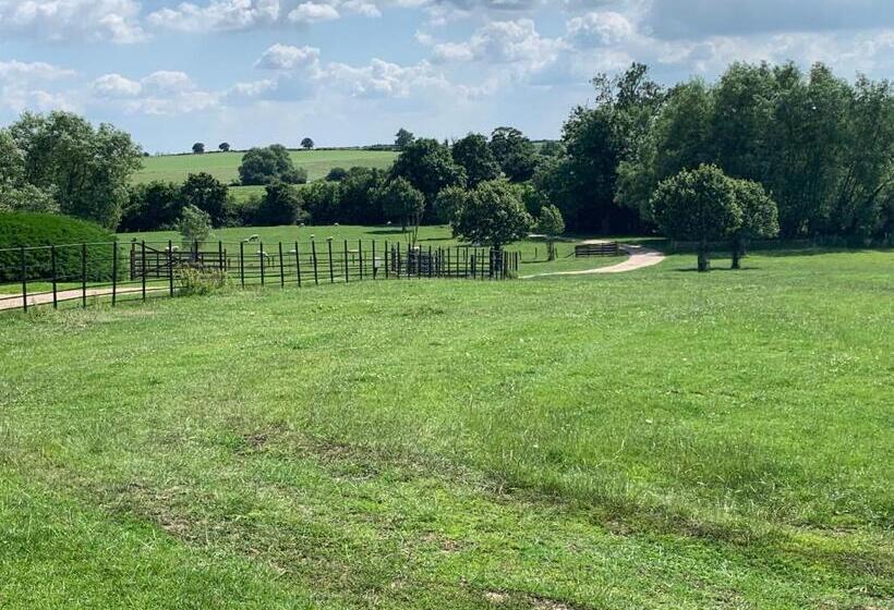 جناح عائلي, Weatherhead Farm