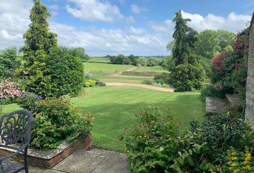 جناح عائلي, Weatherhead Farm