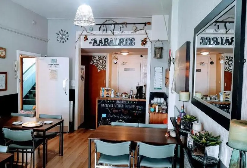 تختخواب در اتاق مشترک, Aabalree Guest House