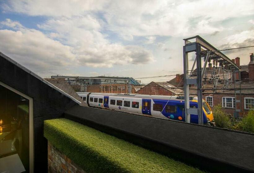 Pokój Czteroosobowy Standard z Balkonem, Briggate