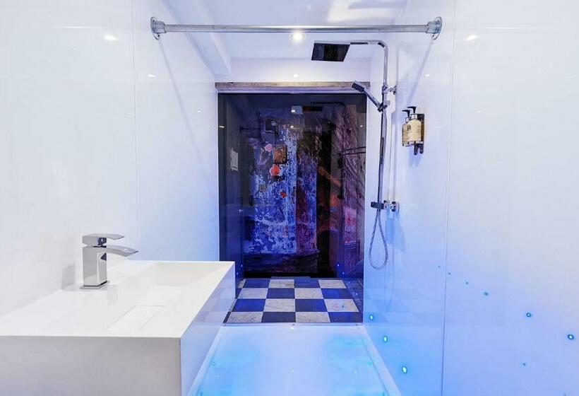 Pokój Deluxe, Briggate