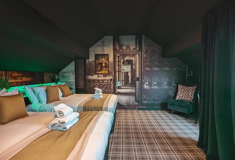 Pokój Czteroosobowy Standard z Balkonem, Briggate