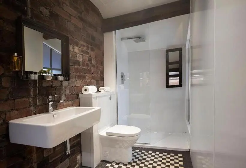 Deluxe Neljän Hengen Huone, Briggate