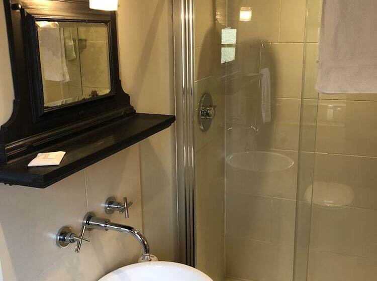 غرفة ديلوكس, The New White Lion