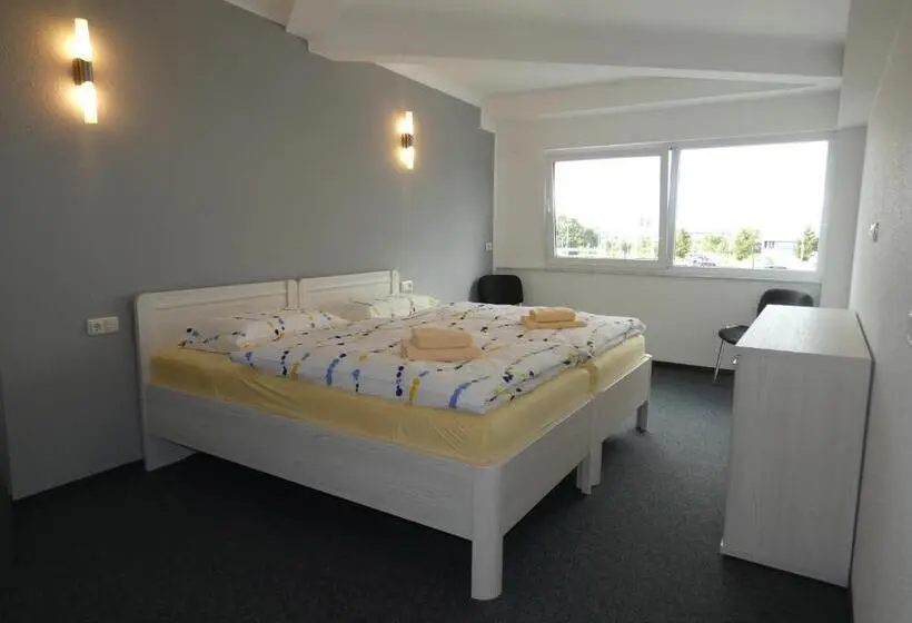Habitació Estàndard, Pension Take Off