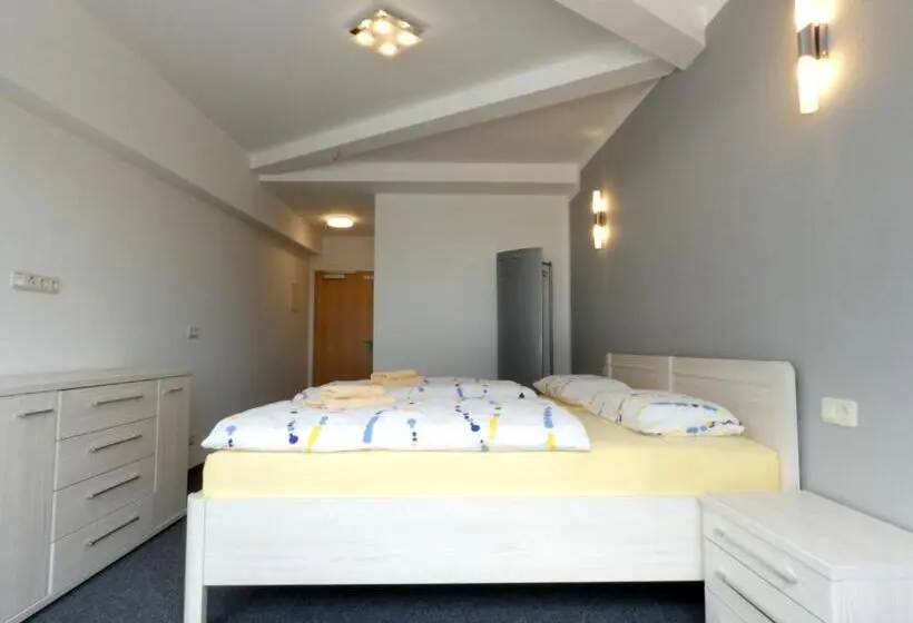 Habitació Estàndard, Pension Take Off