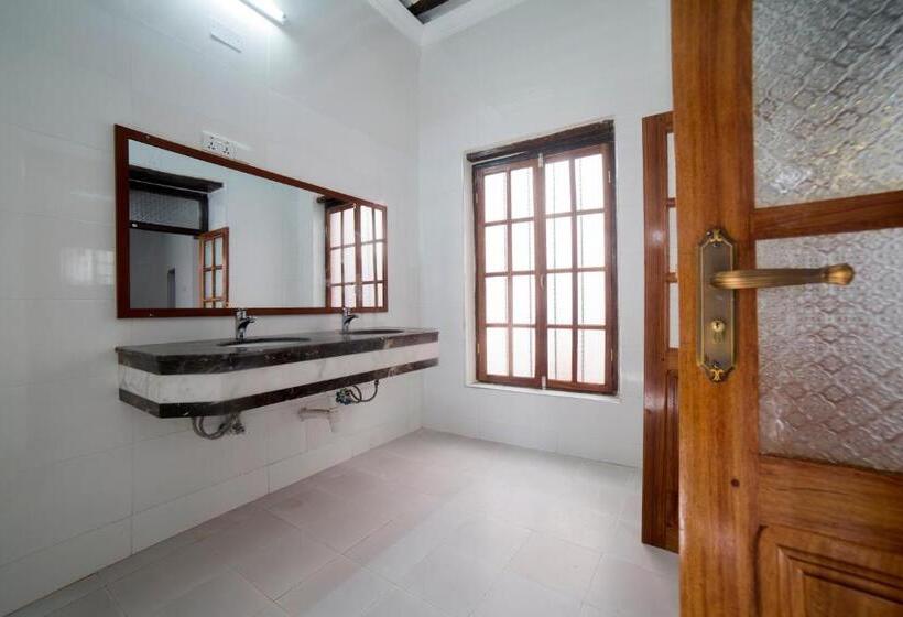 标准三人间共用浴室, Stone Town House