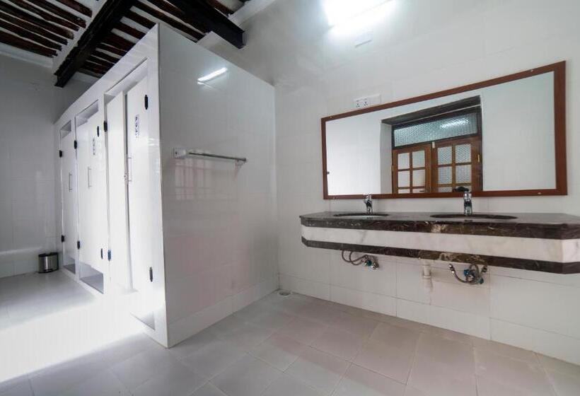 标准三人间共用浴室, Stone Town House