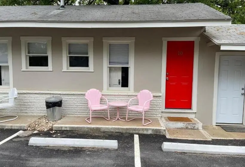 スタンダードルーム, Frederick Motel