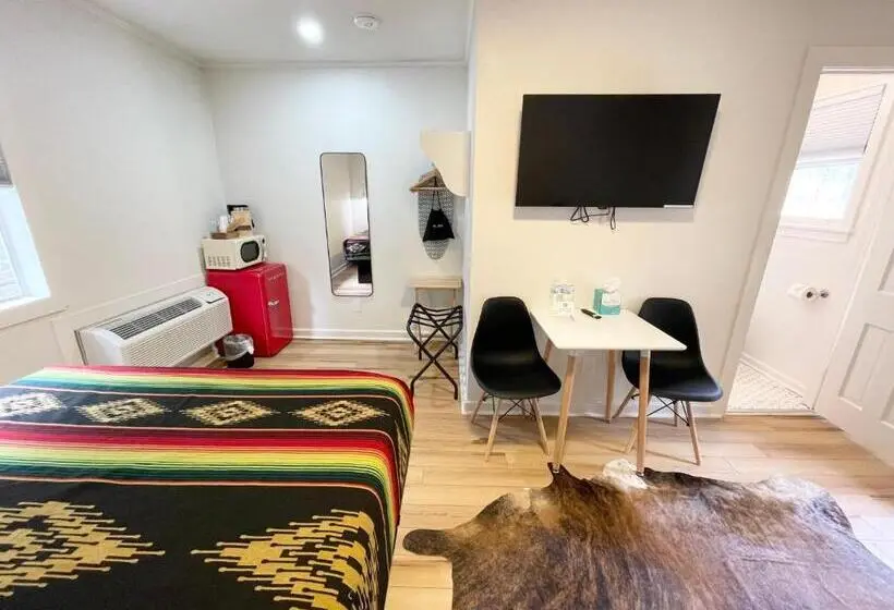 スイート, Frederick Motel
