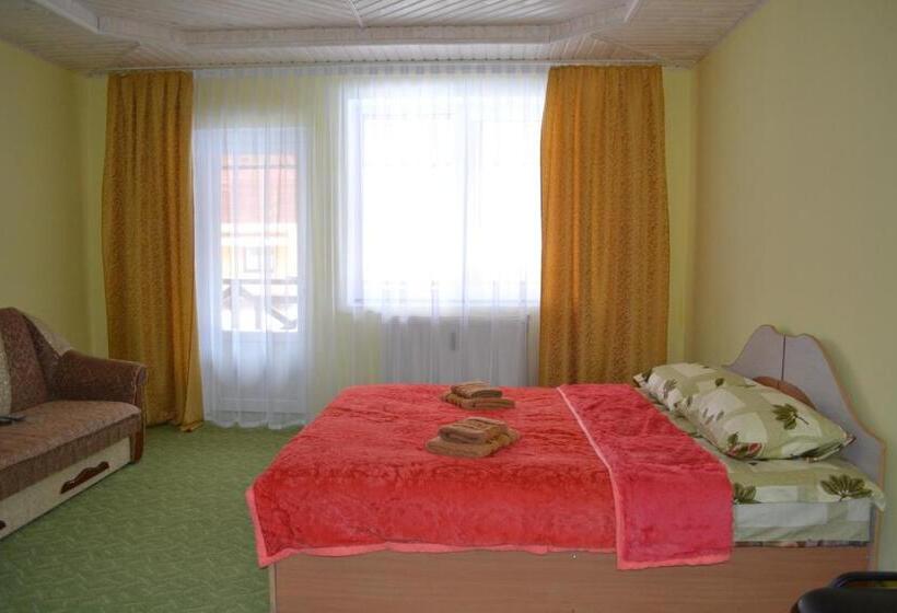 اتاق سوپریور, Hollywood