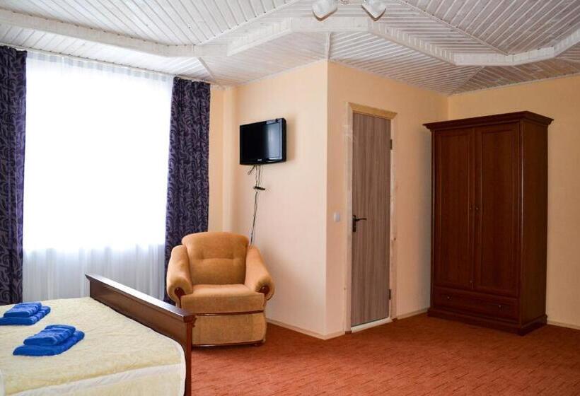 سوئیت جونیور خانوادگی, Hollywood